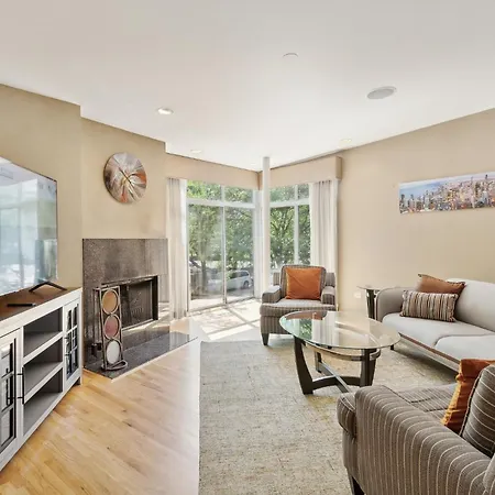 Family-Friendly South Loop Escape Villa
